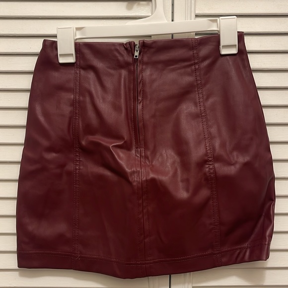tinseltown burgandy leather skirt - Picture 2 of 3